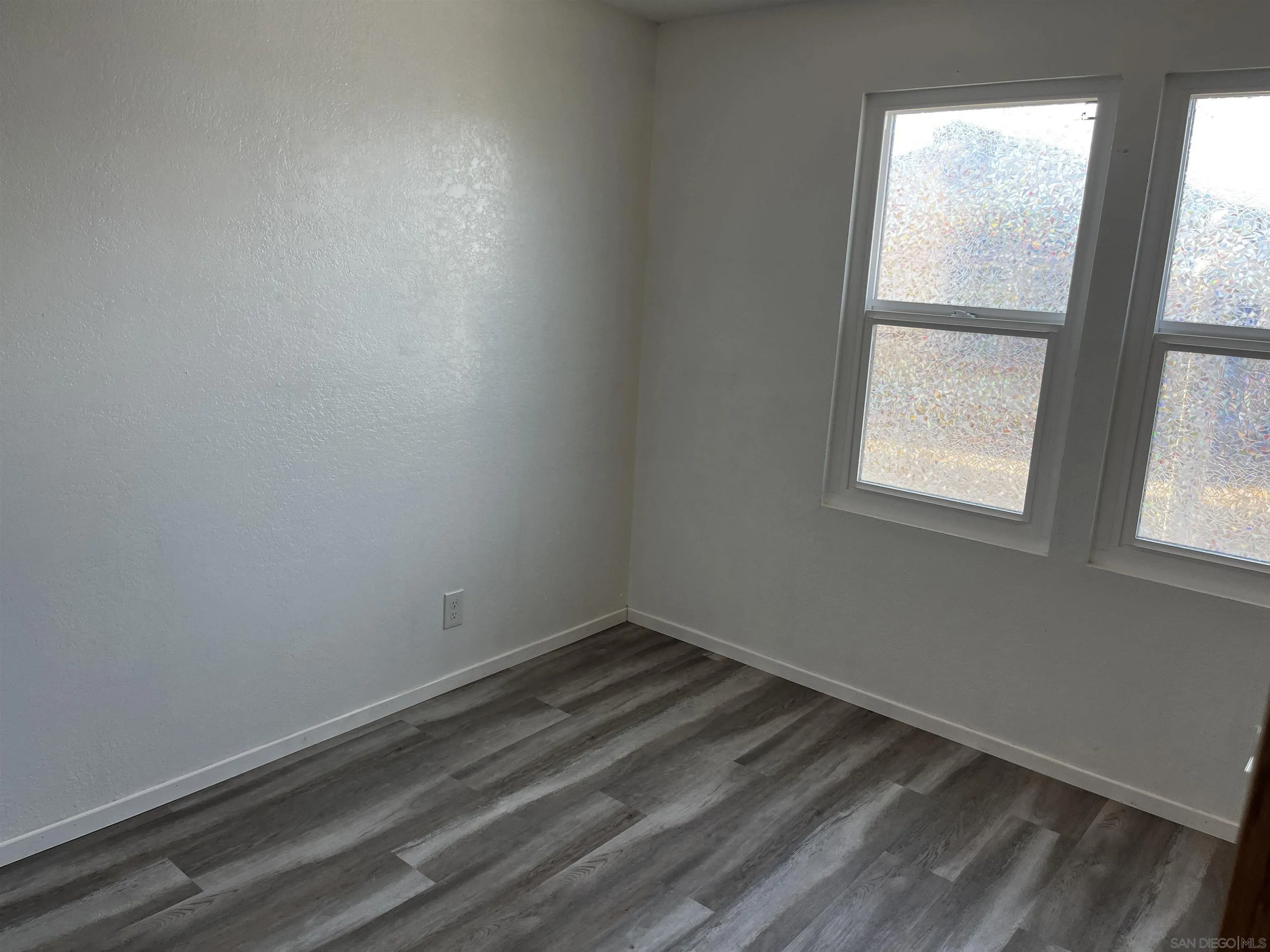 909 Richland Road, Unit 134 San Marcos, CA 92069 - Photo 6 of 44 an empty room with a window