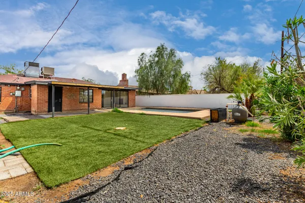 a view of a house with a yard