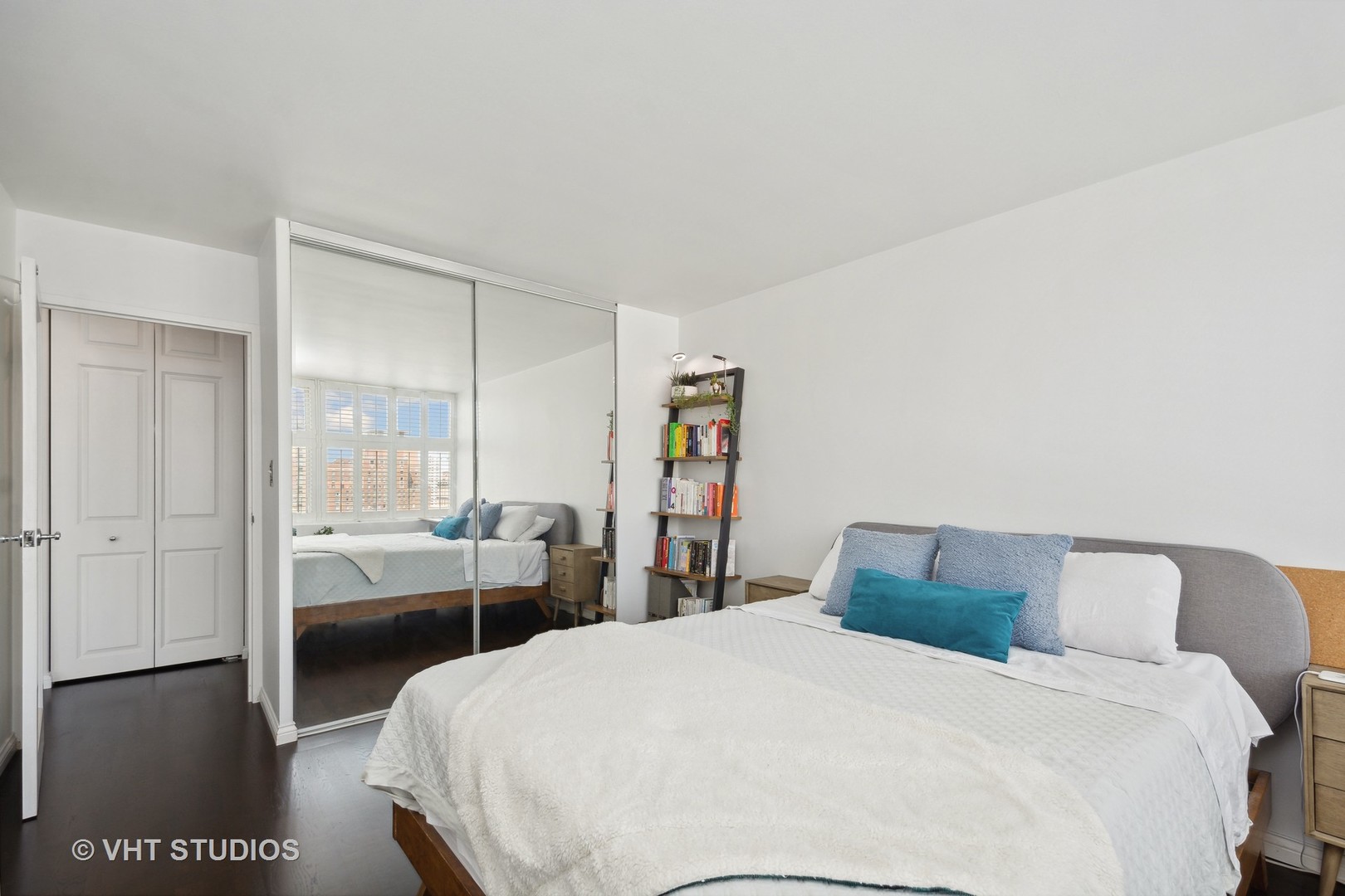 30 East Elm Street, Unit 18A Chicago, IL 60611 - Photo 8 of 16 a bedroom with two beds and a table