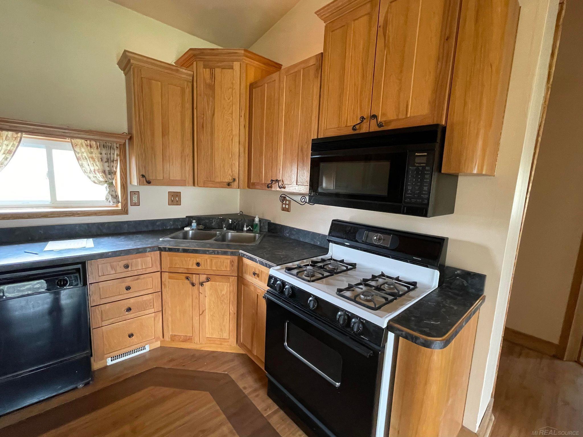 32245 Sutton Road New Baltimore, MI 48047 - Photo 8 of 29 50090922-7.JPG