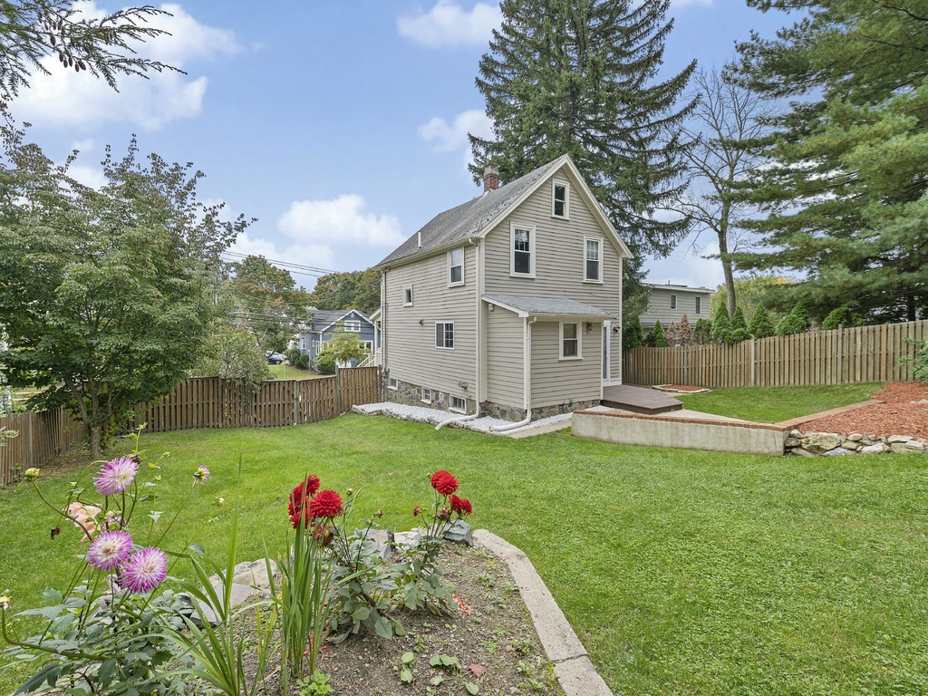 89 Green Street Wakefield, MA 01880 - Photo 29 of 38 a front view of a house with backyard and a garden