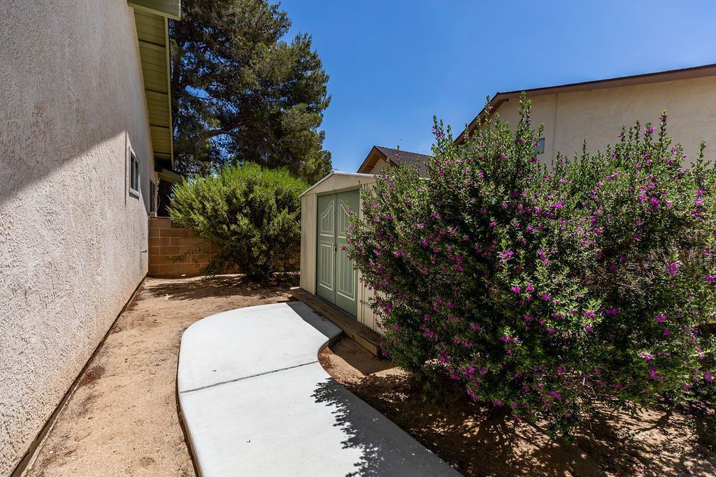 831 Peg Street Ridgecrest, CA 93555 - Photo 31 of 32 a backyard of a house with lots of green space