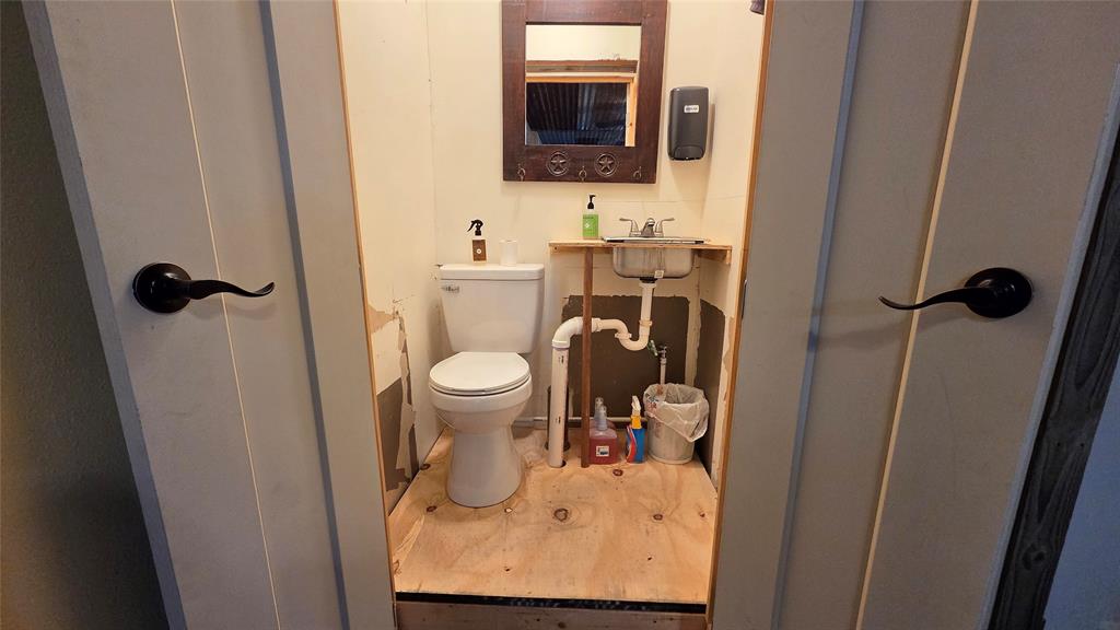 338 Travis Road Decatur, TX 76234 - Photo 35 of 40 a bathroom with a toilet and a sink