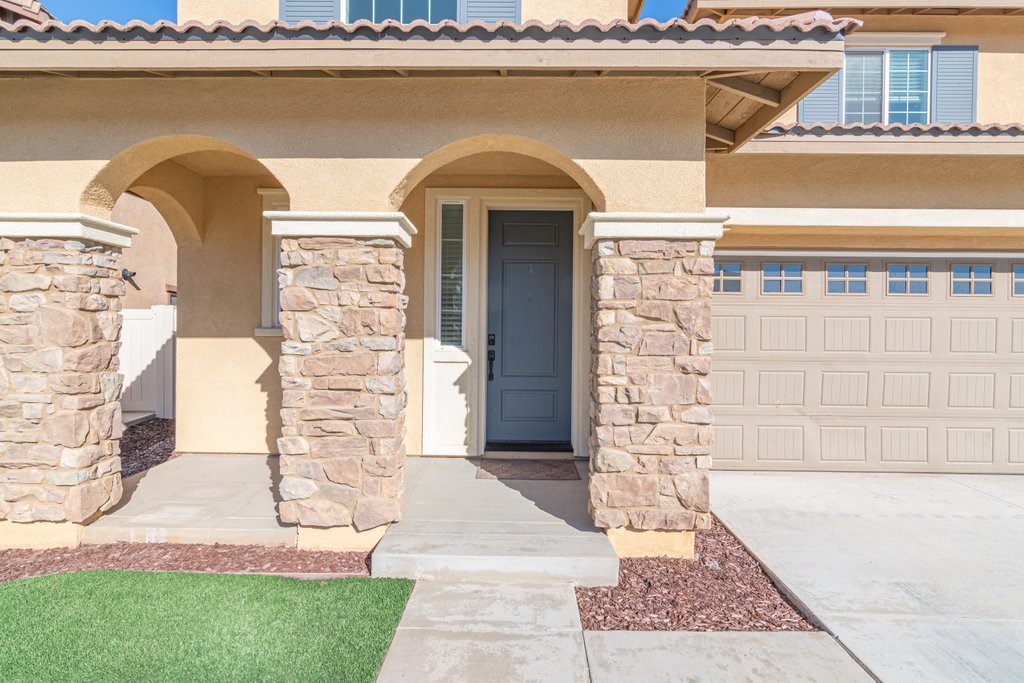 35851 Esperia Way Fallbrook, CA 92028 - Photo 3 of 28 a front view of a house with a garden