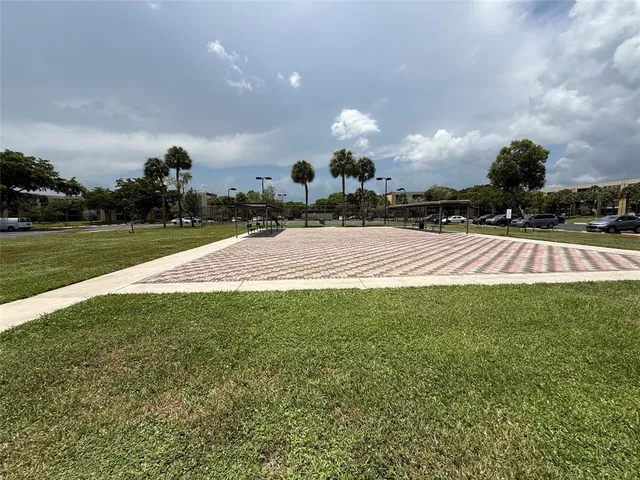 a view of a backyard