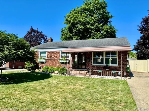$279,900 | 2470 Pinetree Drive, Trenton, MI 48183