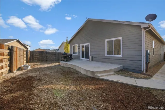 a view of a house with backyard