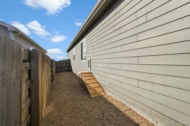 a view of a house with backyard
