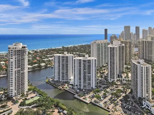$2,700 | 20515 East Country Club Drive, Unit 1642, Aventura, FL 33180