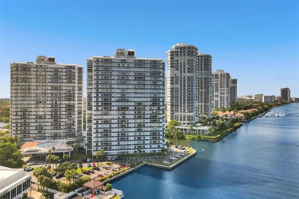 $2,700 | 20515 East Country Club Drive, Unit 1642, Aventura, FL 33180