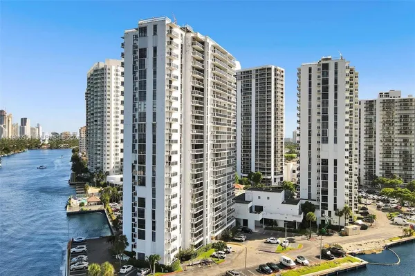$2,700 | 20515 East Country Club Drive, Unit 1642, Aventura, FL 33180