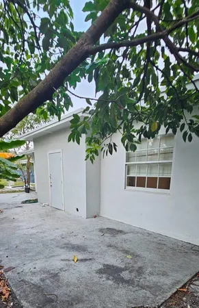 $2,300 | 651 Northeast 46th Court, Unit BACK ( B), Oakland Park, FL 33334