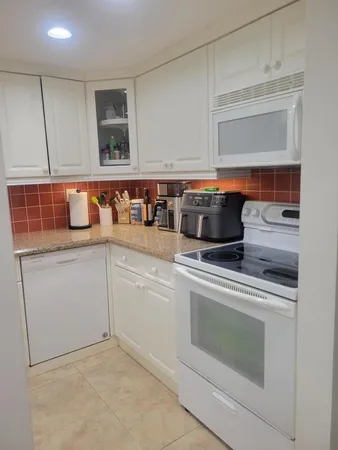 $1,950 | 120 Lakeview Drive, Unit 103, Weston, FL 33326