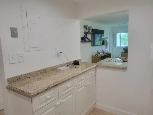 $1,950 | 120 Lakeview Drive, Unit 103, Weston, FL 33326
