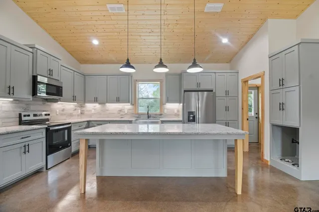 $300,000 | 700 Anderson County Road 308, Frankston, TX 75763