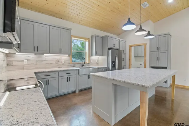 $300,000 | 700 Anderson County Road 308, Frankston, TX 75763