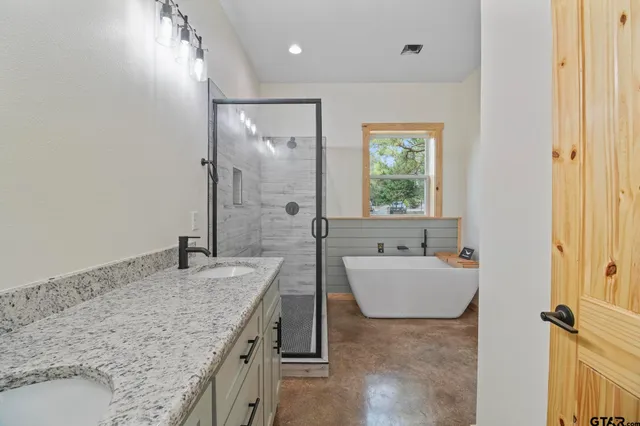 $300,000 | 700 Anderson County Road 308, Frankston, TX 75763