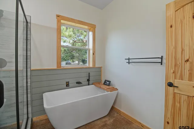 $300,000 | 700 Anderson County Road 308, Frankston, TX 75763