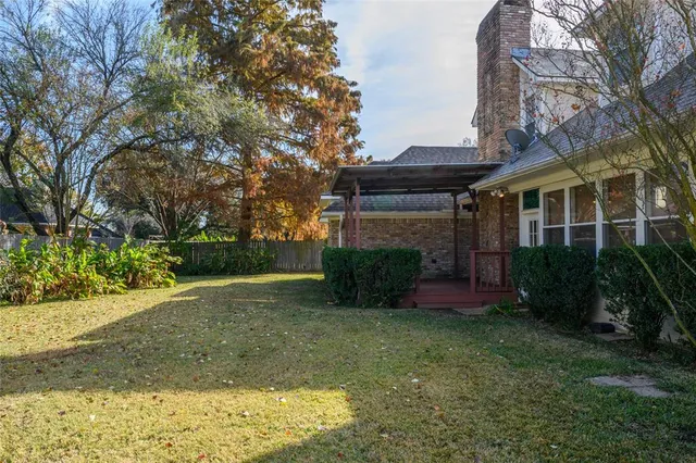 a view of a yard in front of house