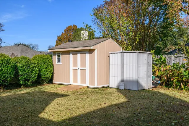 a view of backyard with garden
