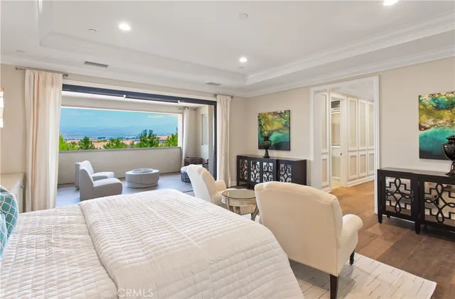 a bed room with two beds and a dresser