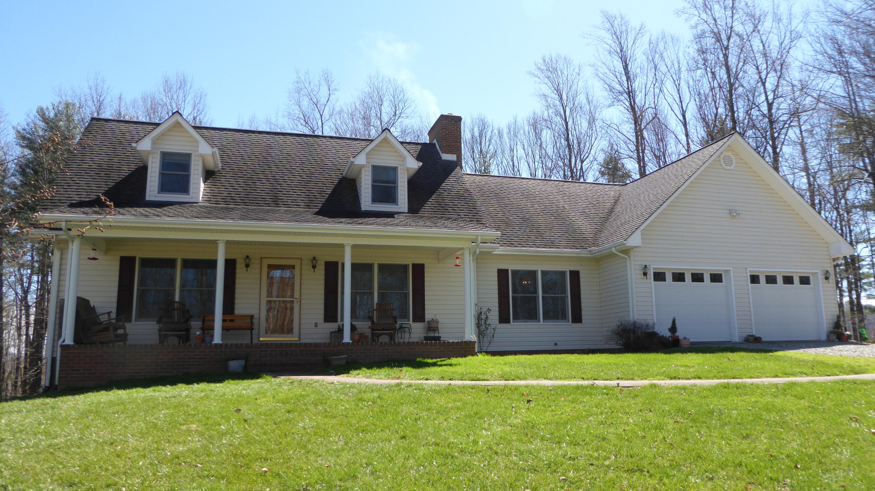 a view of a house with backyard and porch
