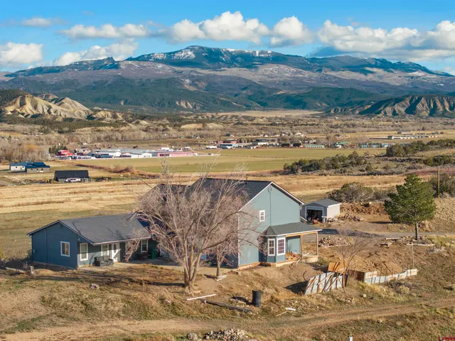 a view of residential houses with outdoor space