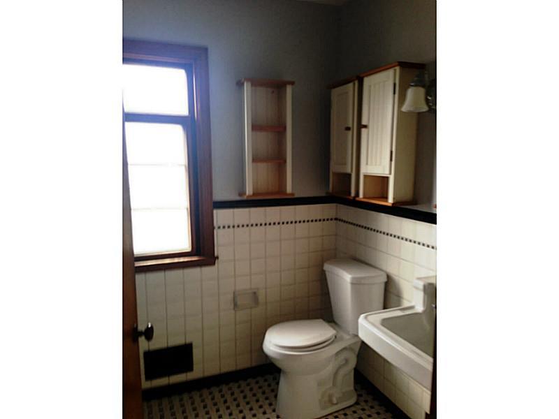 1136 9th Street McKees Rocks, PA 15136 - Photo 6 of 17 Full Bath with shower/tub.