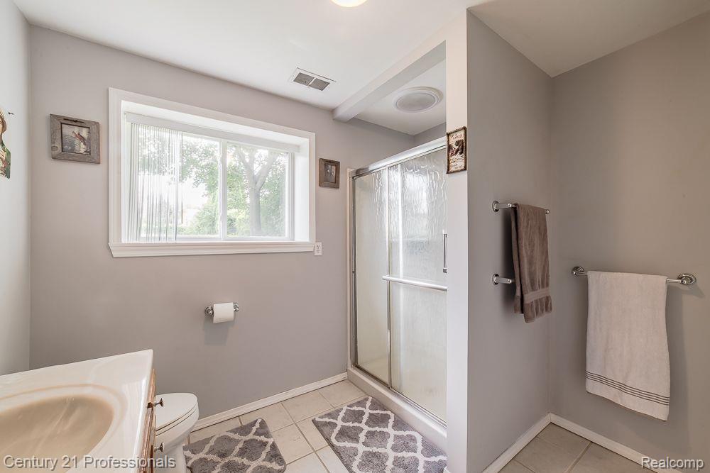 8119 Fenton Road Grand Blanc, MI 48439 - Photo 25 of 33