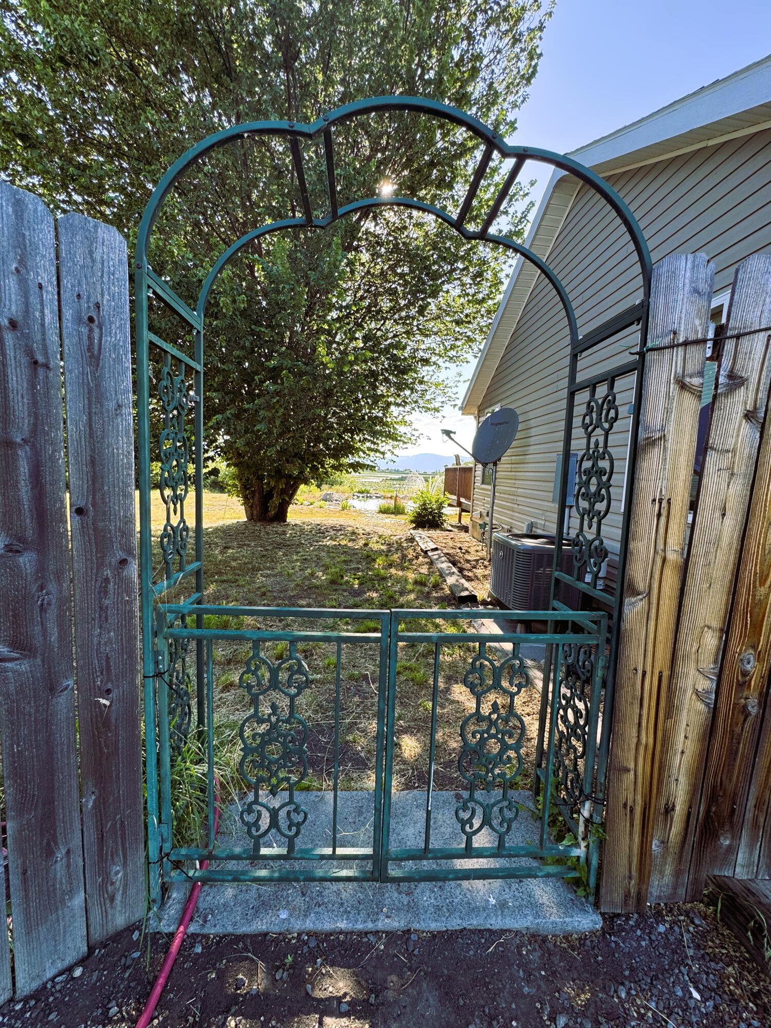 39030 Modoc Point Road Chiloquin, OR 97624 - Photo 21 of 37 iron gate