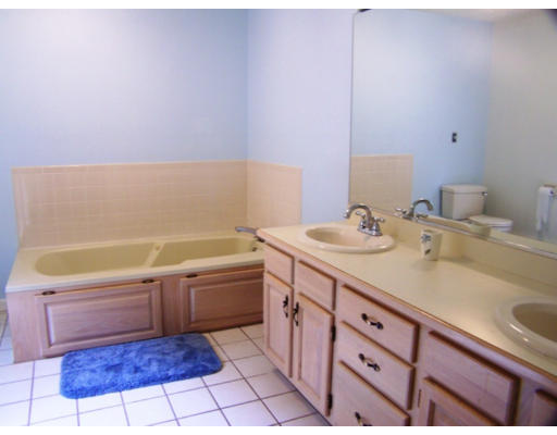 8 Ravens Bluff Andover, MA 01810 - Photo 12 of 20