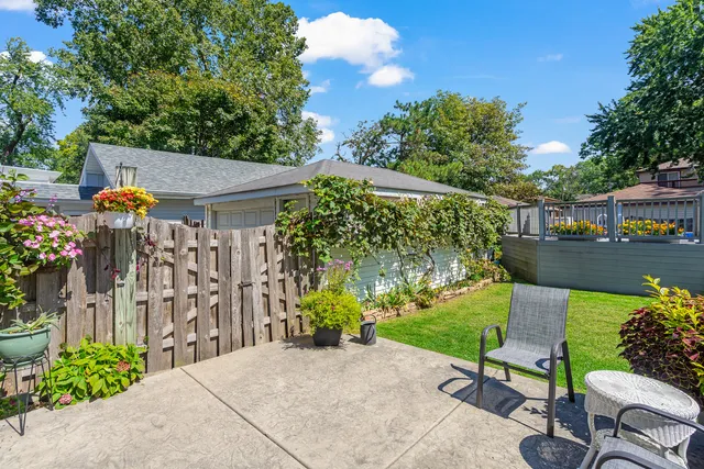 a view of a chairs and table in a backyard