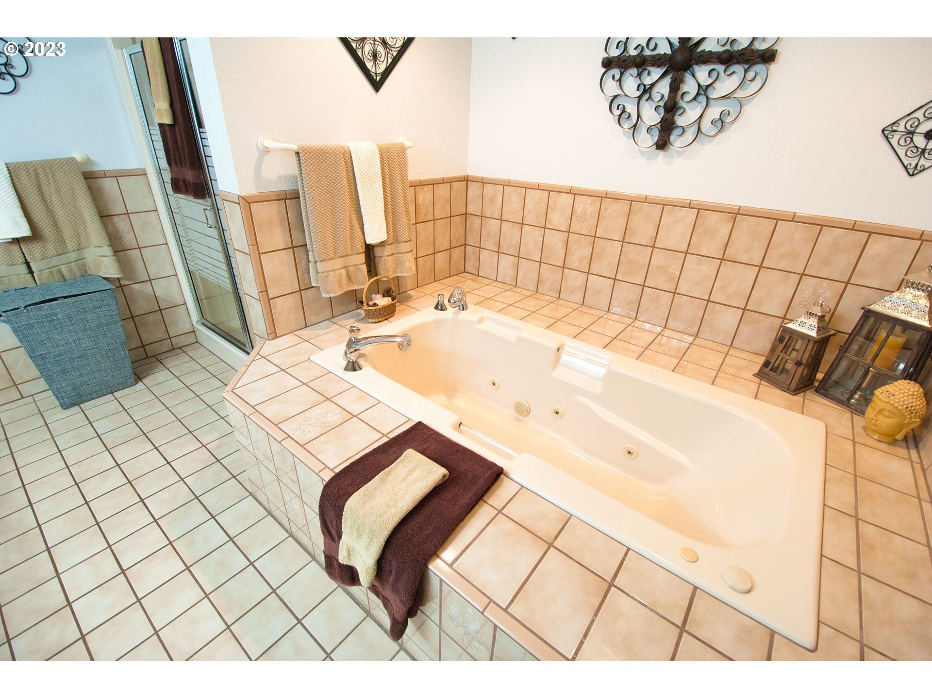 8181 Labish Center Road Northeast Silverton, OR 97381 - Photo 30 of 43 a bathroom with a bathtub