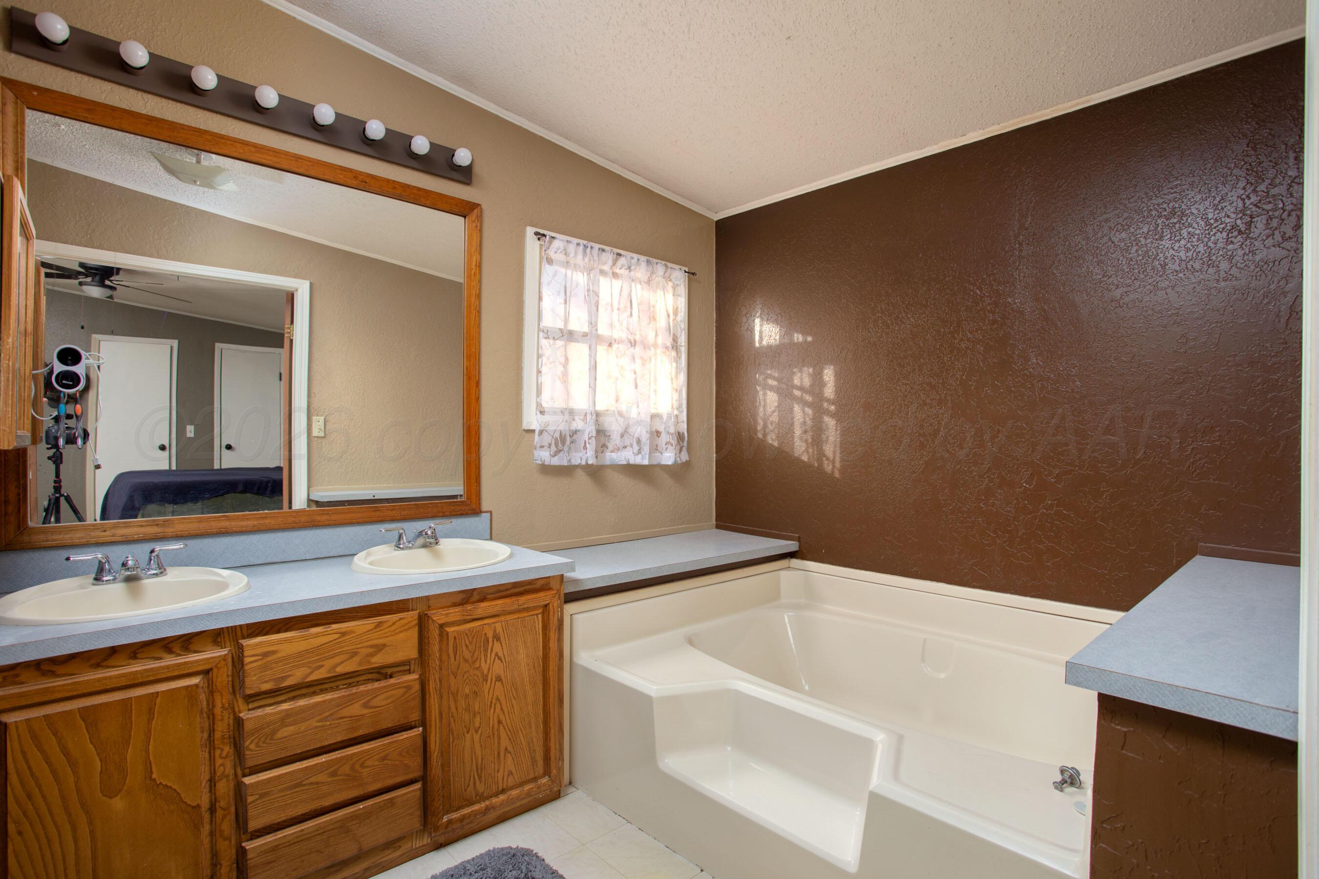 9707 Strawman Trail Amarillo, TX 79108 - Photo 14 of 32 Primary Bathroom