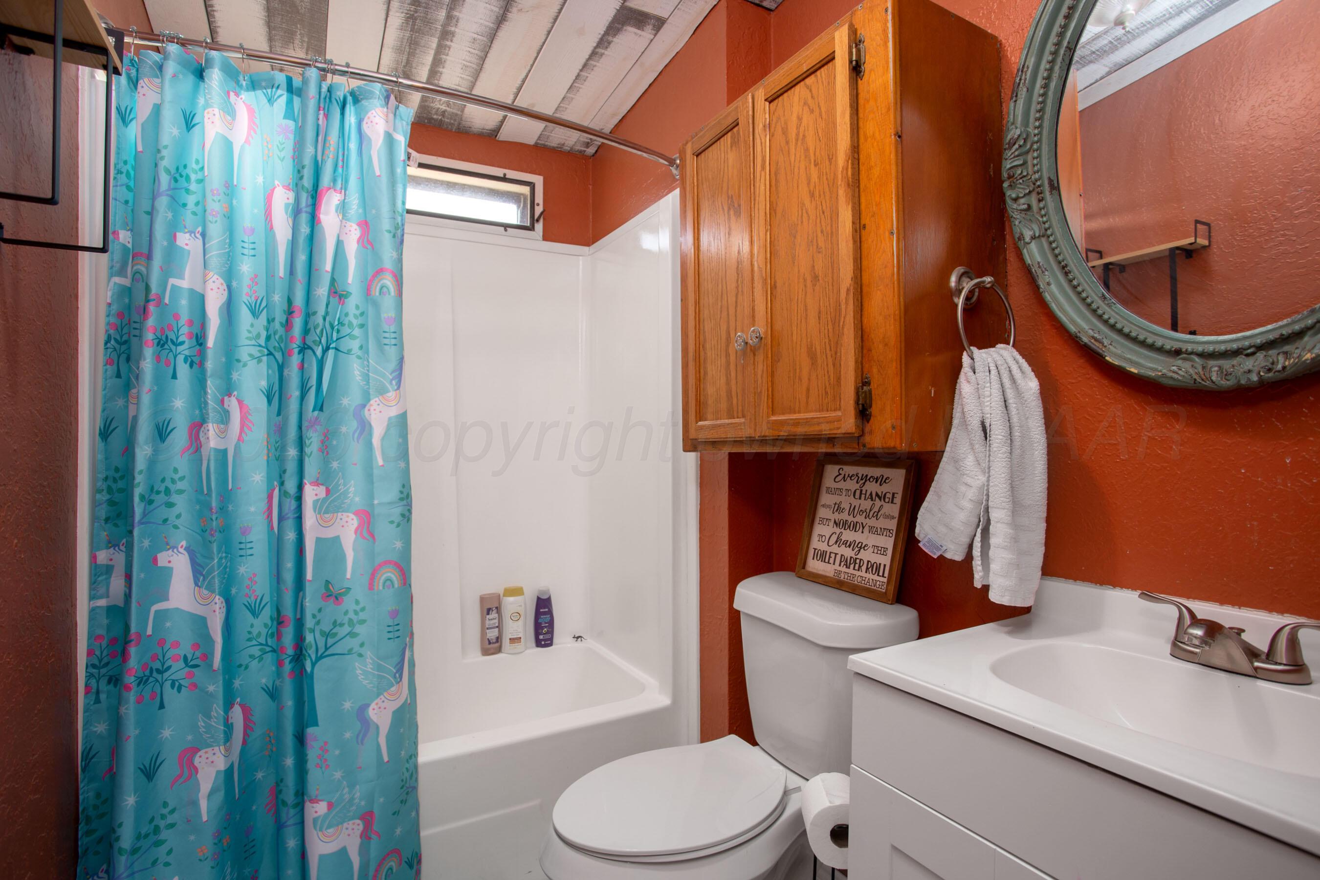 9707 Strawman Trail Amarillo, TX 79108 - Photo 22 of 32 2nd Bathroom
