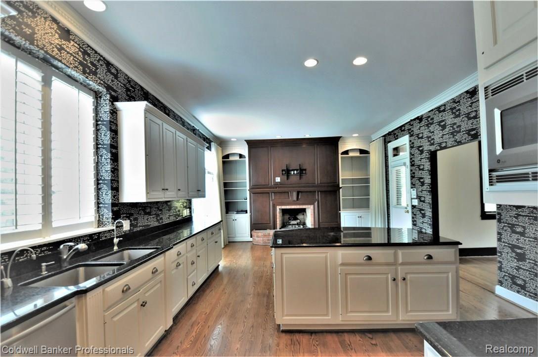 1007 Bishop Road Grosse Pointe, MI 48230 - Photo 17 of 59 DSC_1815.JPG