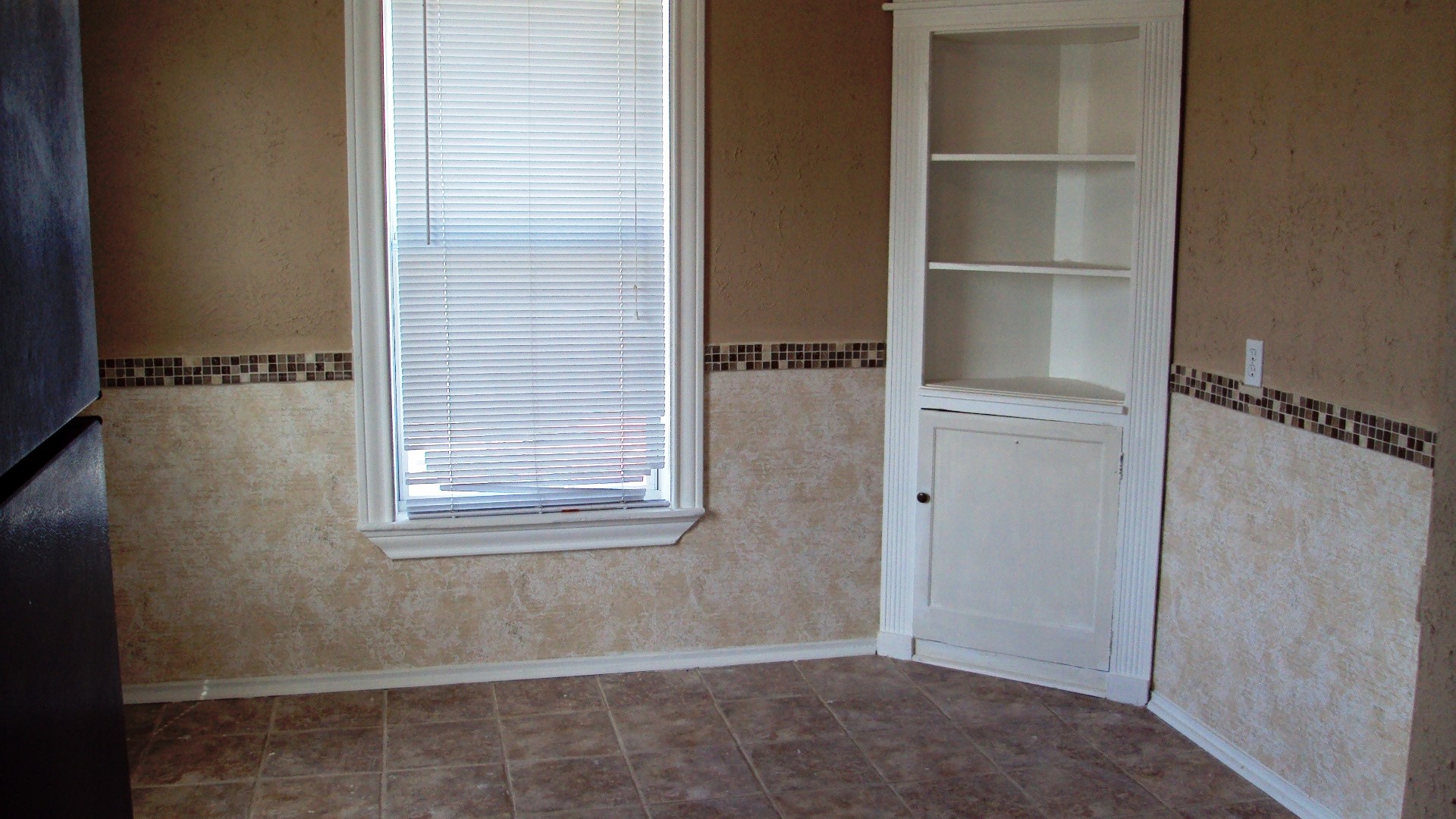 2601 Wheeler Avenue Houston, TX 77004 - Photo 11 of 47 Mosaic border highlights Breakfast nook