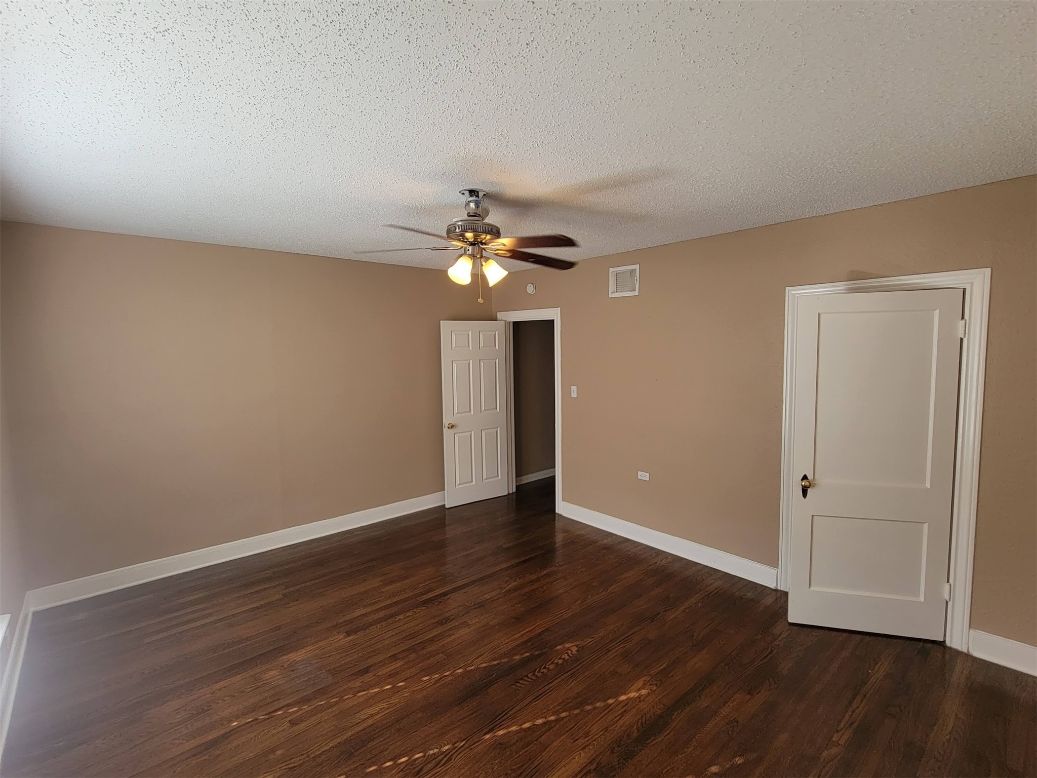 2601 Wheeler Avenue Houston, TX 77004 - Photo 18 of 47 Downstairs Primary Bedroom