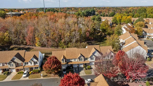 a view of houses with street