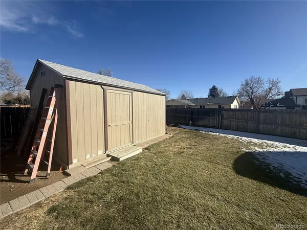 a view of a backyard