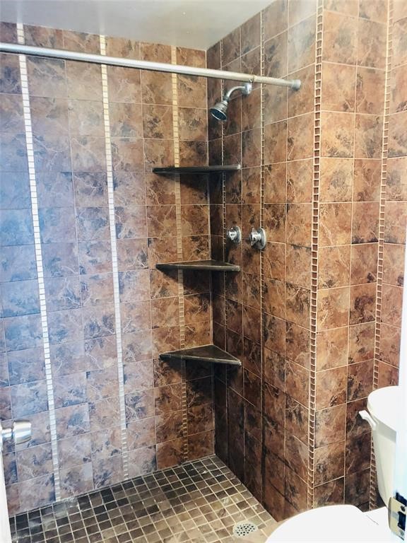 2016 Main Street, Unit 1822 Houston, TX 77002 - Photo 16 of 20 a bathroom with a shower