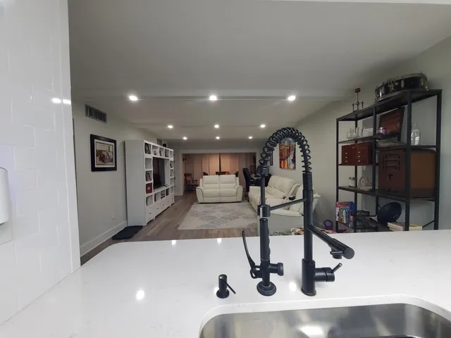 $304,999 | 1600 Northeast Dixie Highway, Unit 9102, Jensen Beach, FL 34957