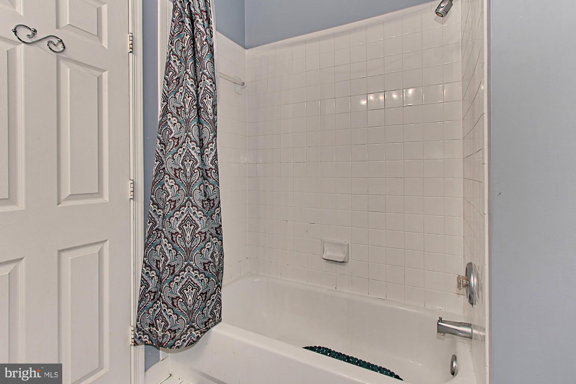 1708 Lake Shore Crest Drive, Unit 24 Reston, VA 20190 - Photo 20 of 29 Shining Master Bathtub/Shower