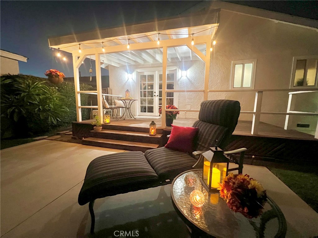 520 West 37th Street Long Beach, CA 90806 - Photo 24 of 50 a living room with furniture and a mirror