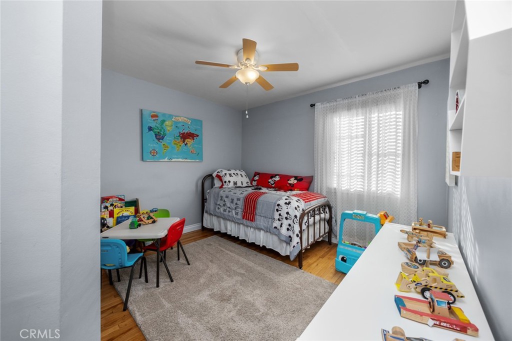 520 West 37th Street Long Beach, CA 90806 - Photo 31 of 50 a living room with baby crib furniture and a window