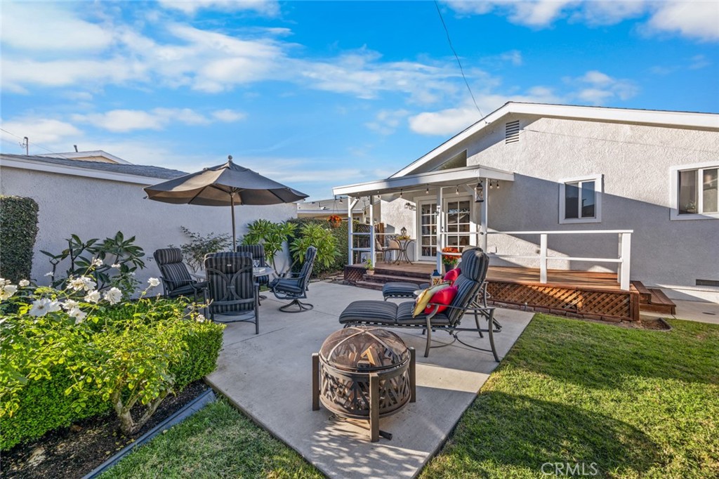520 West 37th Street Long Beach, CA 90806 - Photo 44 of 50 a view of a house with backyard sitting area and garden