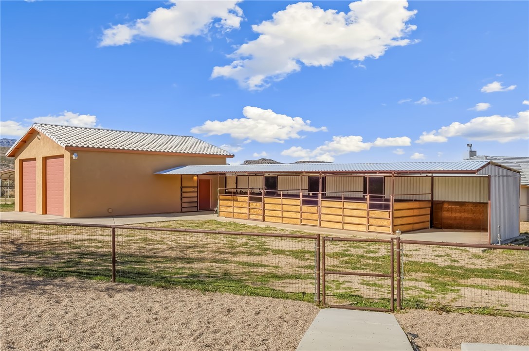 2205 East Cactus Wren Road Kingman, AZ 86409 - Photo 2 of 68 3 Stables and a detached double RV garage