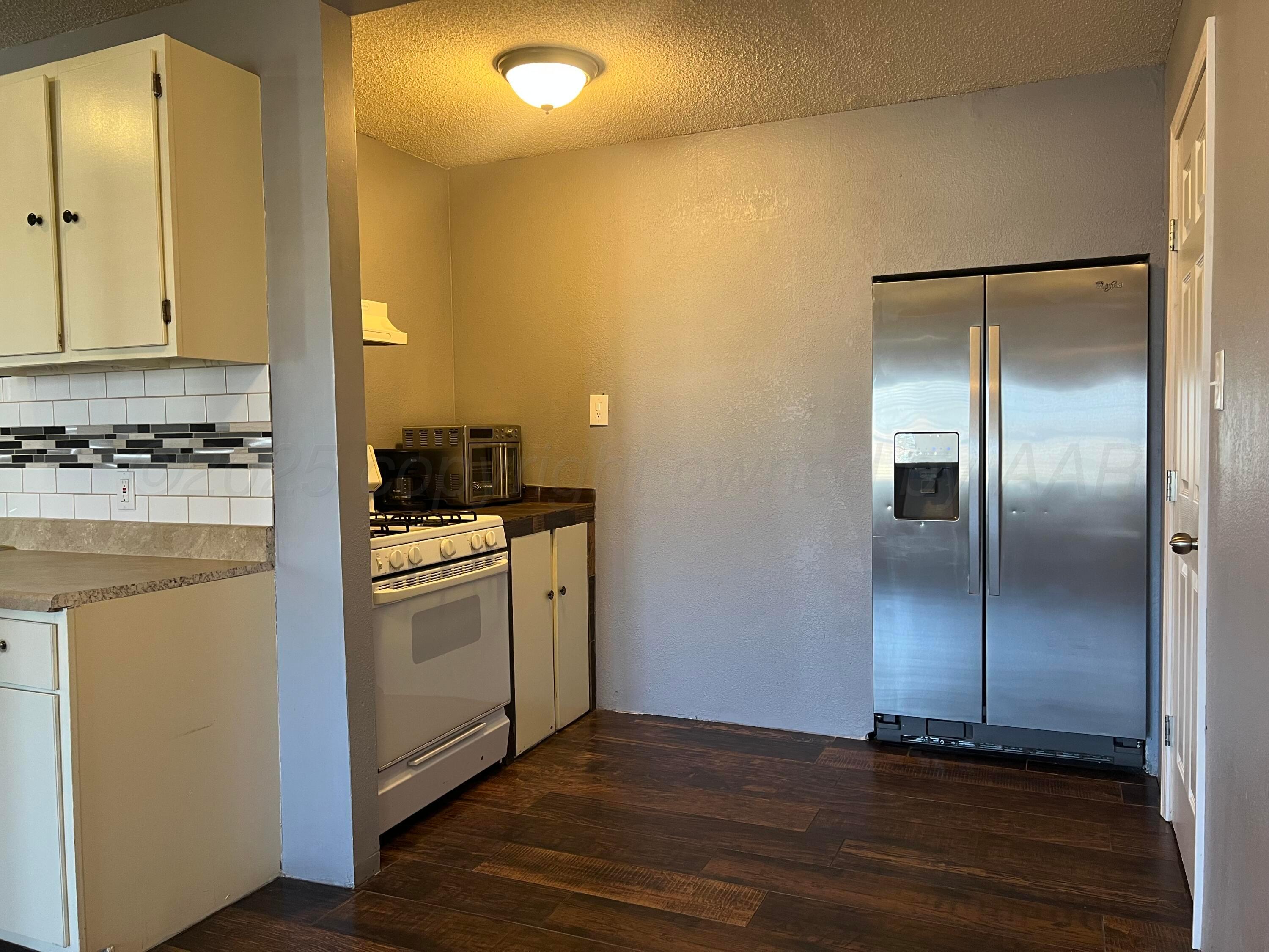 929 Elmore Street Borger, TX 79007 - Photo 5 of 14 IMG_1160