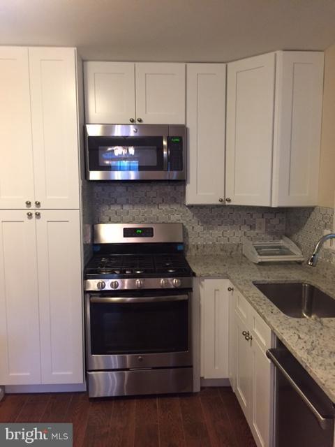 5302 Easton Drive Springfield, VA 22151 - Photo 3 of 15 Kitchen