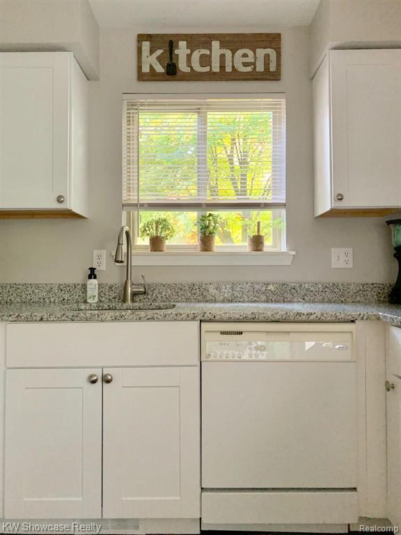 702 South Milford Road Milford, MI 48381 - Photo 4 of 43